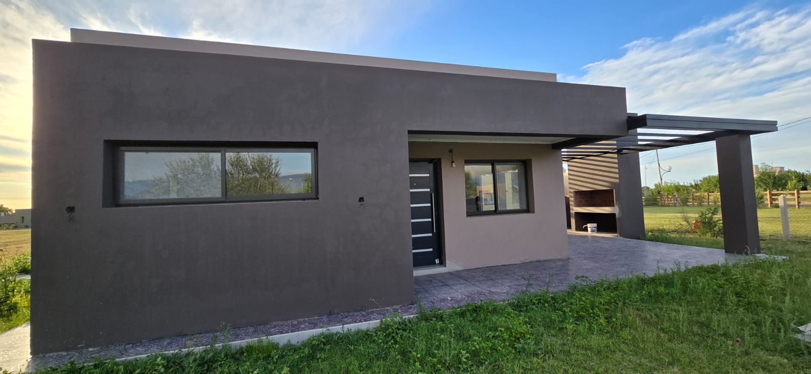 CASA MINIMALISTA EN LA ENTRADA DE SOLARES DEL VALLE