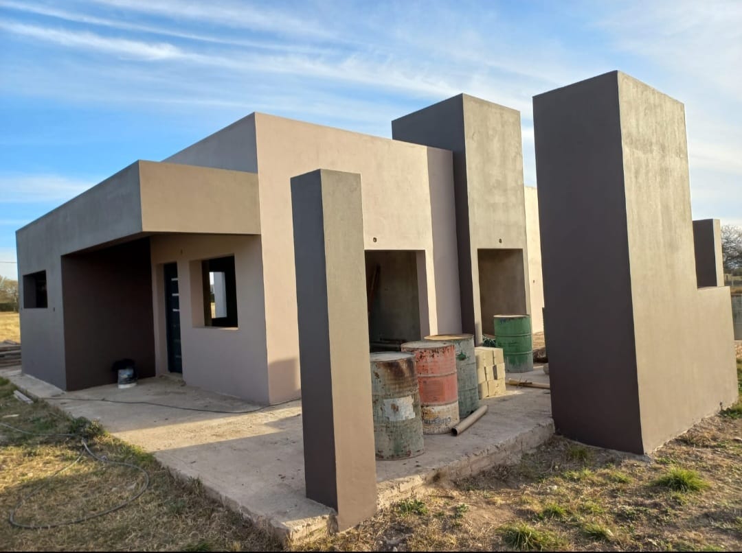 CASA MINIMALISTA EN LA ENTRADA DE SOLARES DEL VALLE
