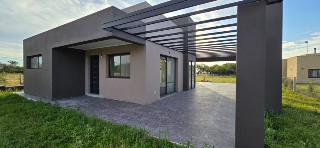 CASA MINIMALISTA EN LA ENTRADA DE SOLARES DEL VALLE