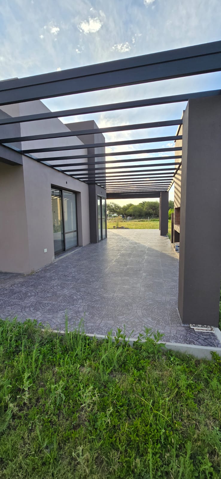 CASA MINIMALISTA EN LA ENTRADA DE SOLARES DEL VALLE