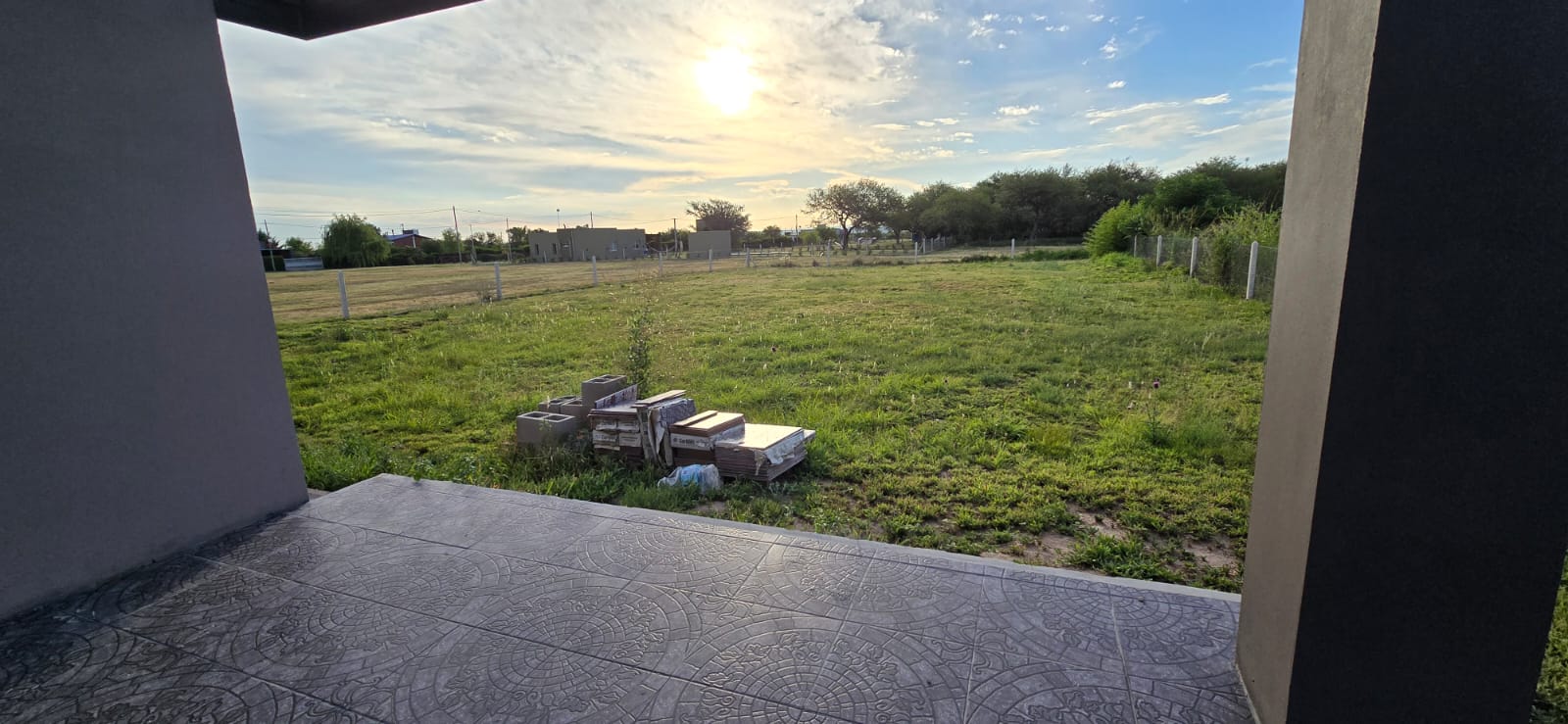 CASA MINIMALISTA EN LA ENTRADA DE SOLARES DEL VALLE