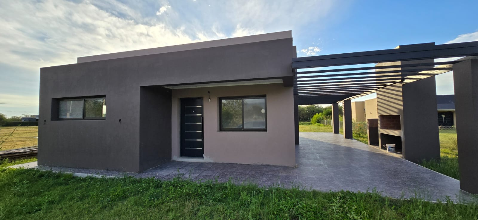CASA MINIMALISTA EN LA ENTRADA DE SOLARES DEL VALLE