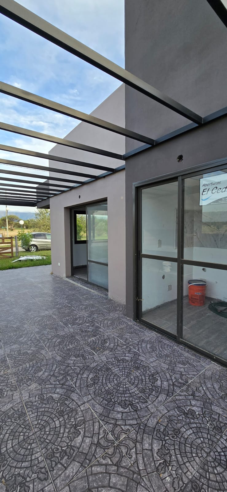 CASA MINIMALISTA EN LA ENTRADA DE SOLARES DEL VALLE