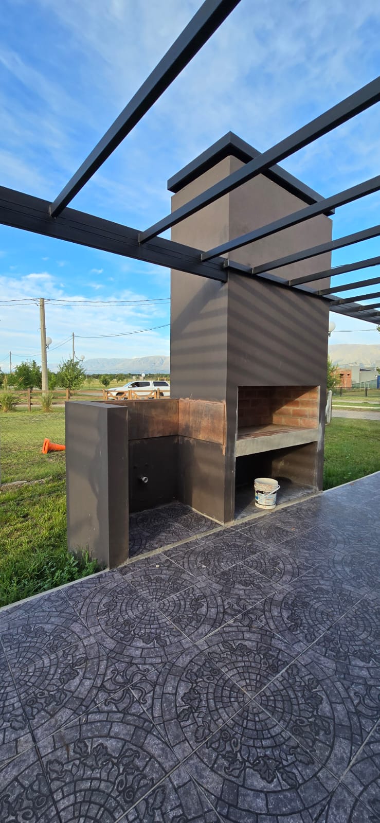 CASA MINIMALISTA EN LA ENTRADA DE SOLARES DEL VALLE