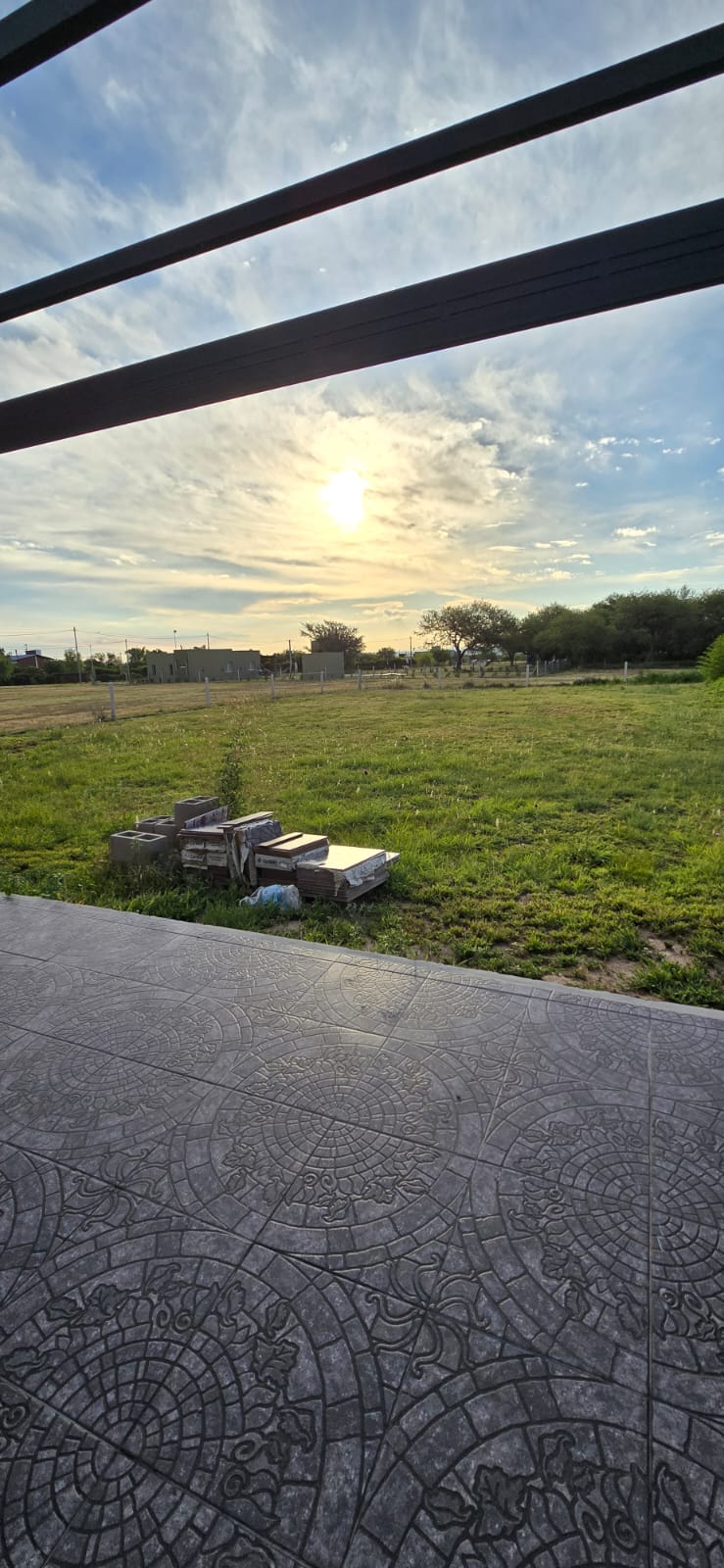 CASA MINIMALISTA EN LA ENTRADA DE SOLARES DEL VALLE