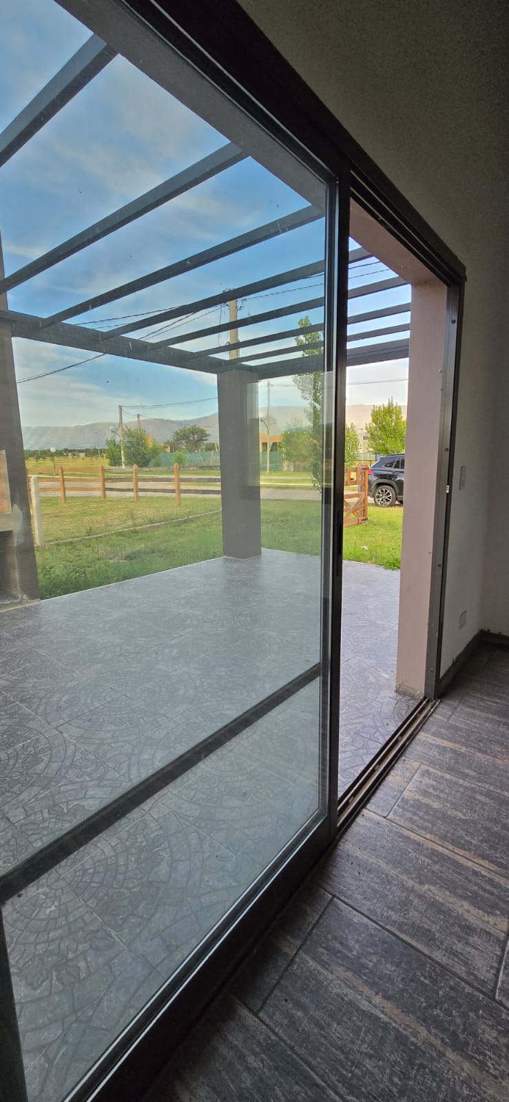 CASA MINIMALISTA EN LA ENTRADA DE SOLARES DEL VALLE