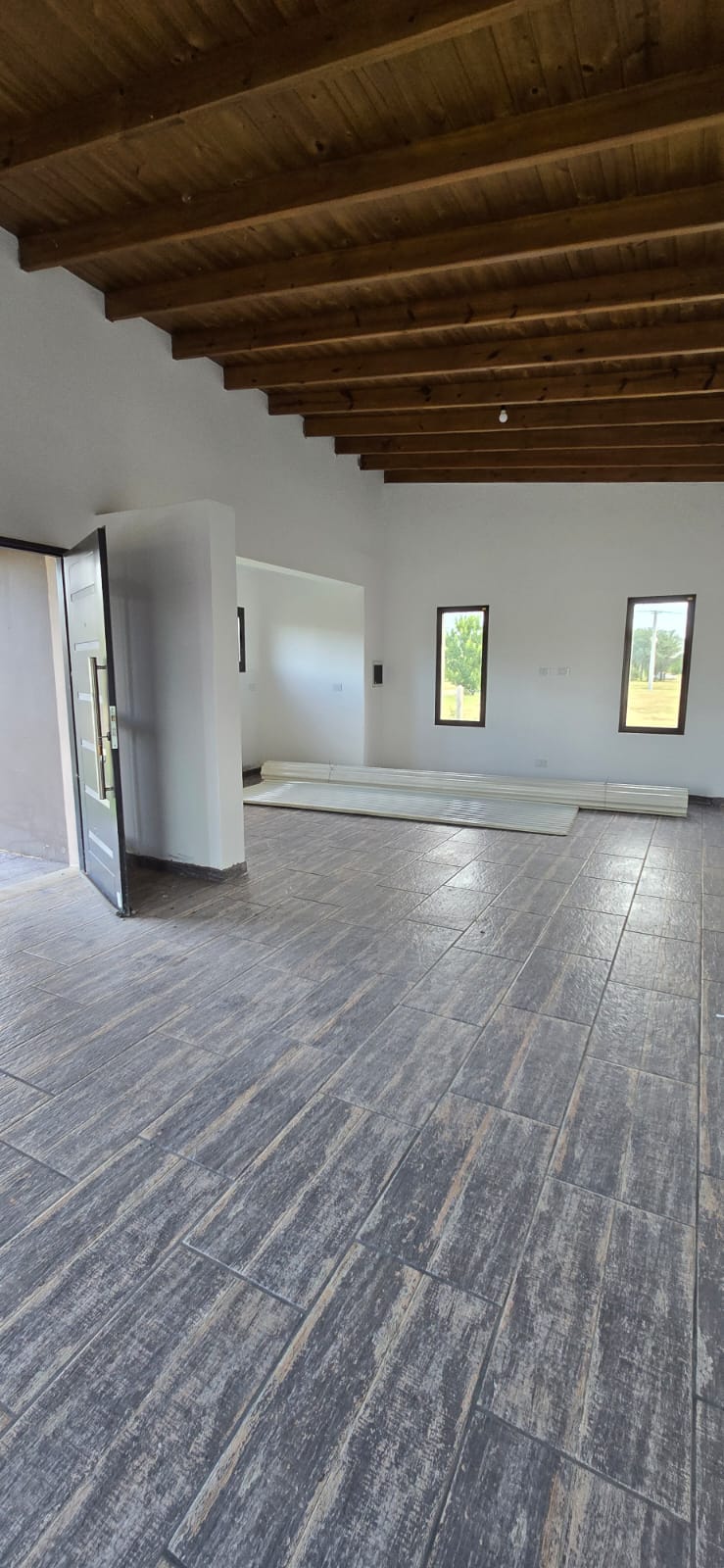 CASA MINIMALISTA EN LA ENTRADA DE SOLARES DEL VALLE