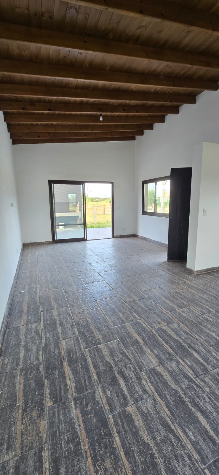 CASA MINIMALISTA EN LA ENTRADA DE SOLARES DEL VALLE