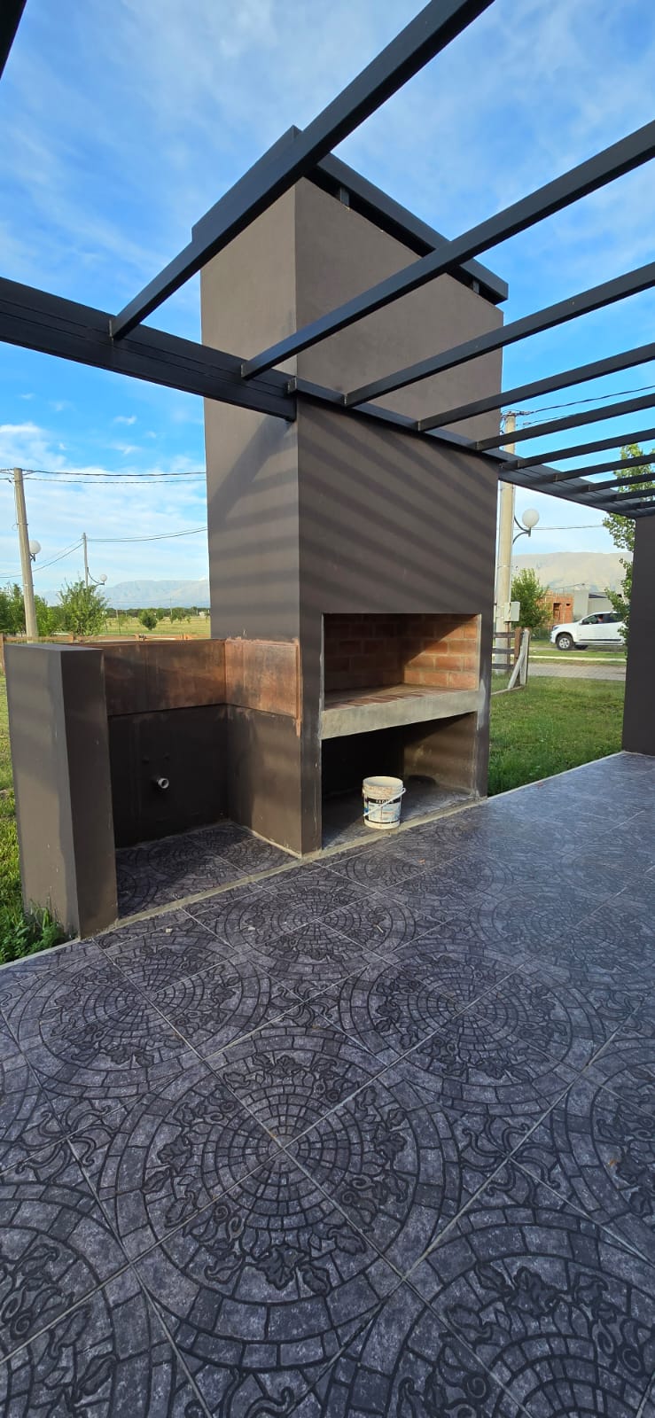 CASA MINIMALISTA EN LA ENTRADA DE SOLARES DEL VALLE