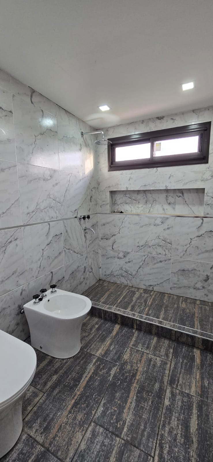 CASA MINIMALISTA EN LA ENTRADA DE SOLARES DEL VALLE