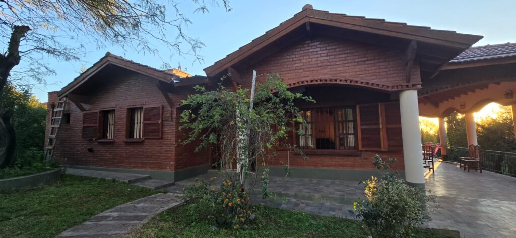 HERMOSO CHALET DE CATEGORIA EN MERLO
