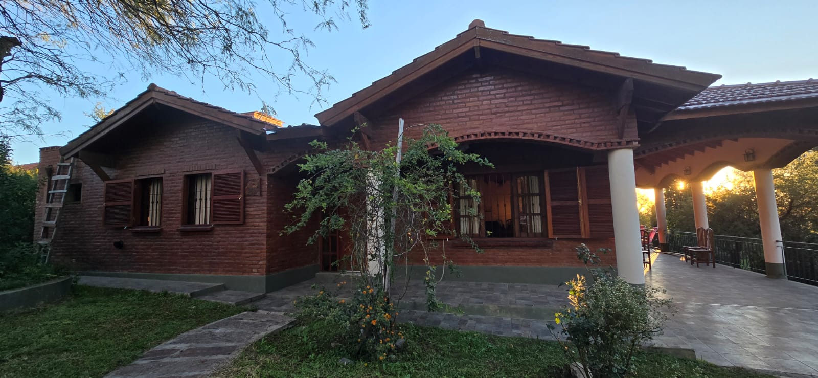 HERMOSO CHALET DE CATEGORIA EN MERLO