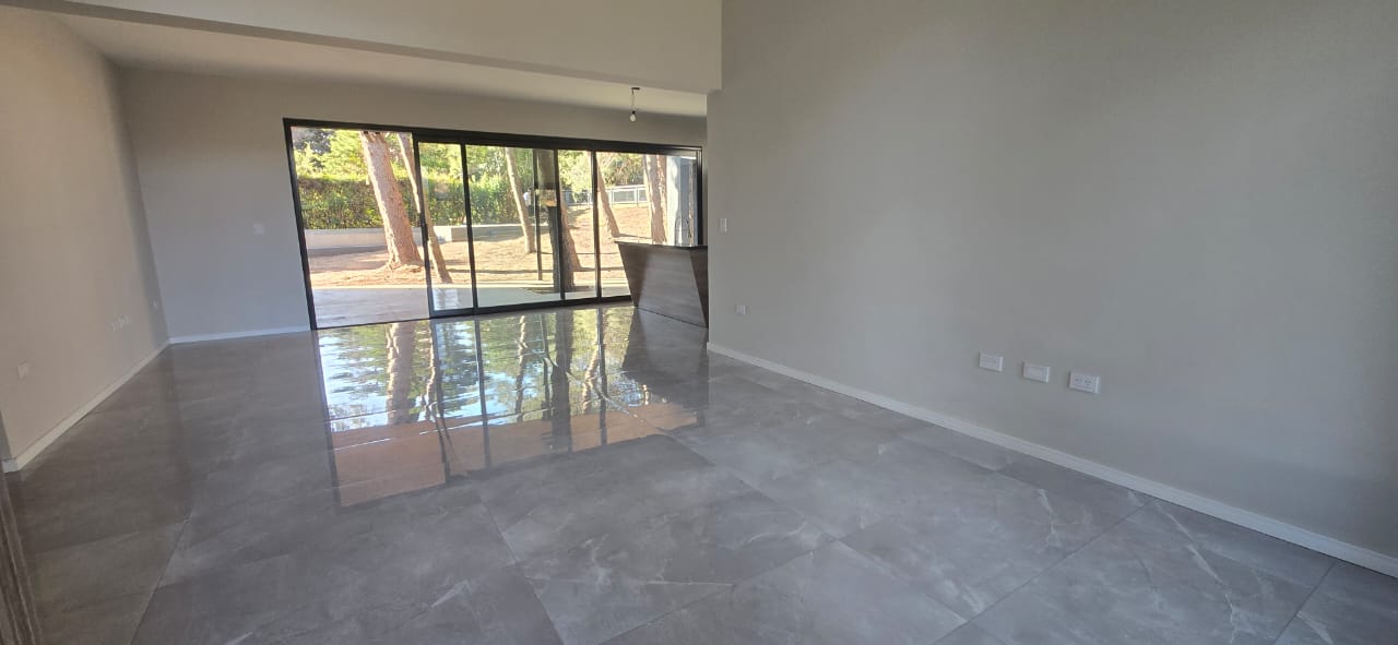 CASA MINIMALISTA EN COUNTRY CLUB CHUMAMAYA | MERLO