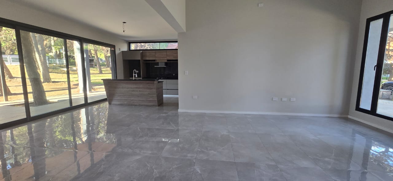 CASA MINIMALISTA EN COUNTRY CLUB CHUMAMAYA | MERLO