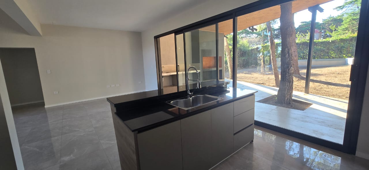 CASA MINIMALISTA EN COUNTRY CLUB CHUMAMAYA | MERLO