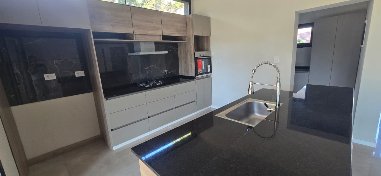 CASA MINIMALISTA EN COUNTRY CLUB CHUMAMAYA | MERLO