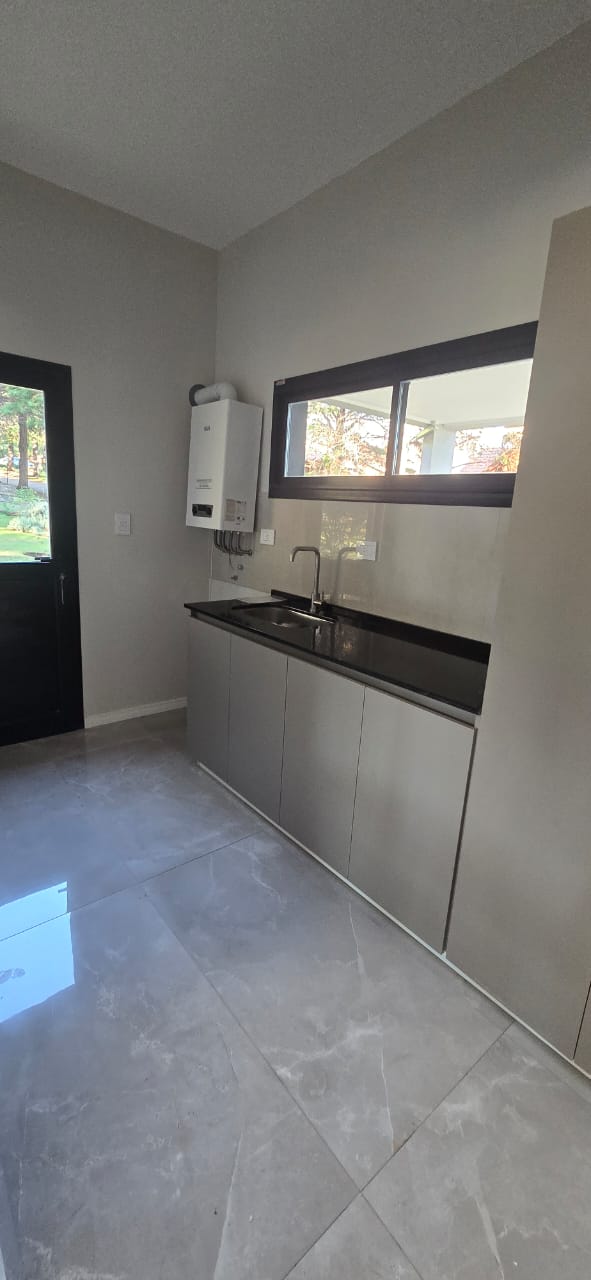 CASA MINIMALISTA EN COUNTRY CLUB CHUMAMAYA | MERLO