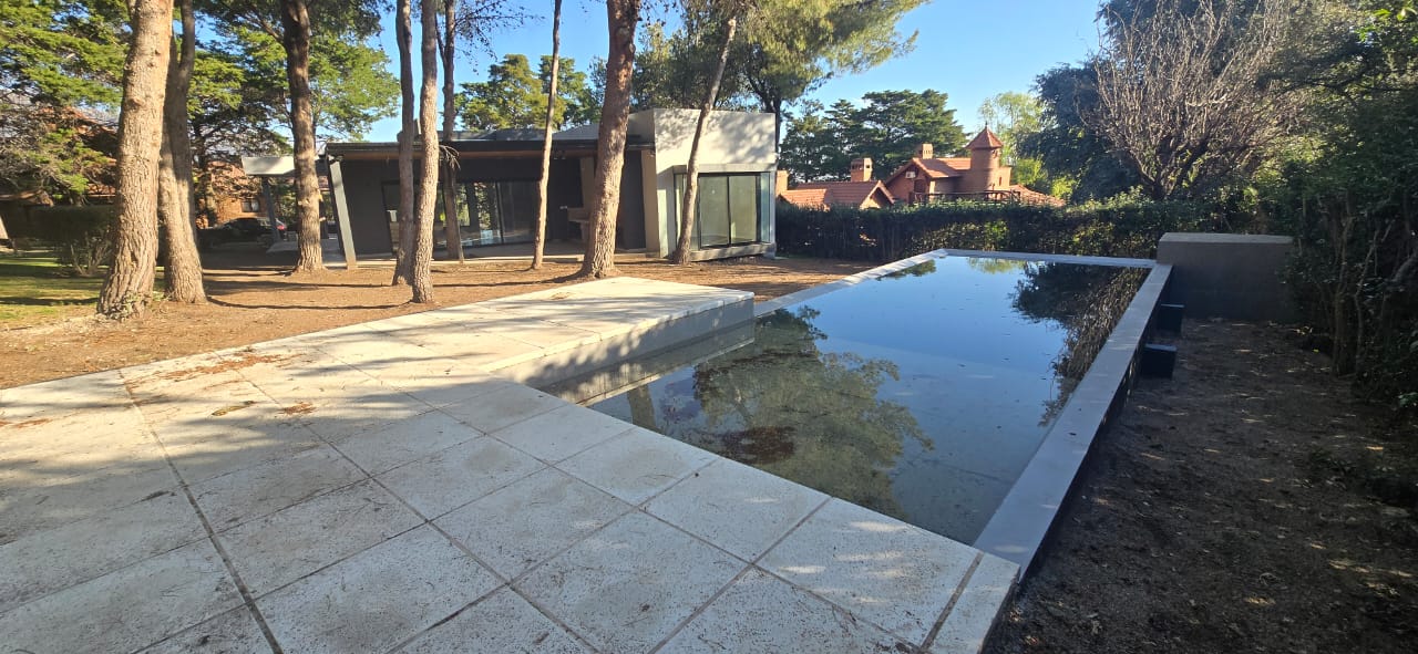 CASA MINIMALISTA EN COUNTRY CLUB CHUMAMAYA | MERLO