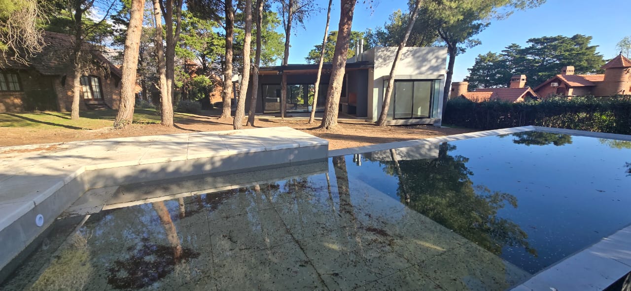 CASA MINIMALISTA EN COUNTRY CLUB CHUMAMAYA | MERLO