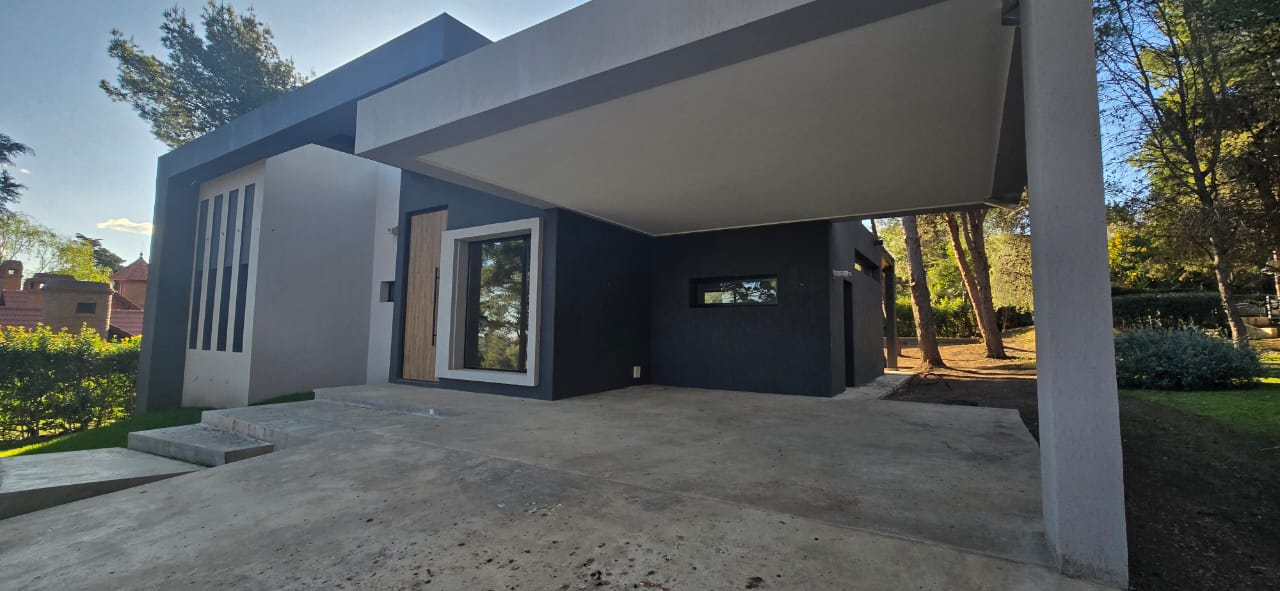 CASA MINIMALISTA EN COUNTRY CLUB CHUMAMAYA | MERLO