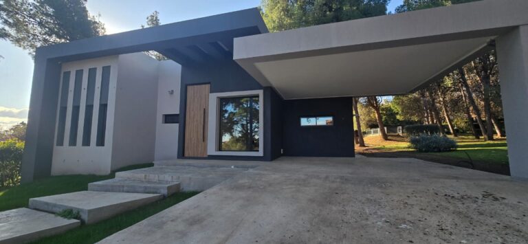 CASA MINIMALISTA EN COUNTRY CLUB CHUMAMAYA | MERLO