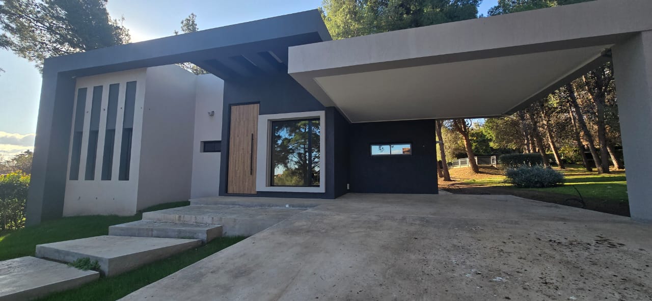 CASA MINIMALISTA EN COUNTRY CLUB CHUMAMAYA | MERLO