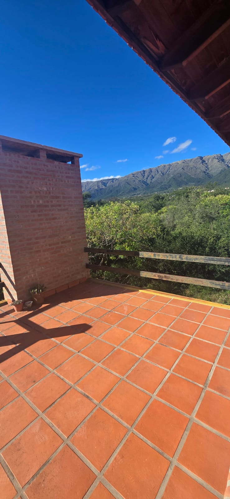 CASA CON HERMOSA VISTA EN CARPINTERIA