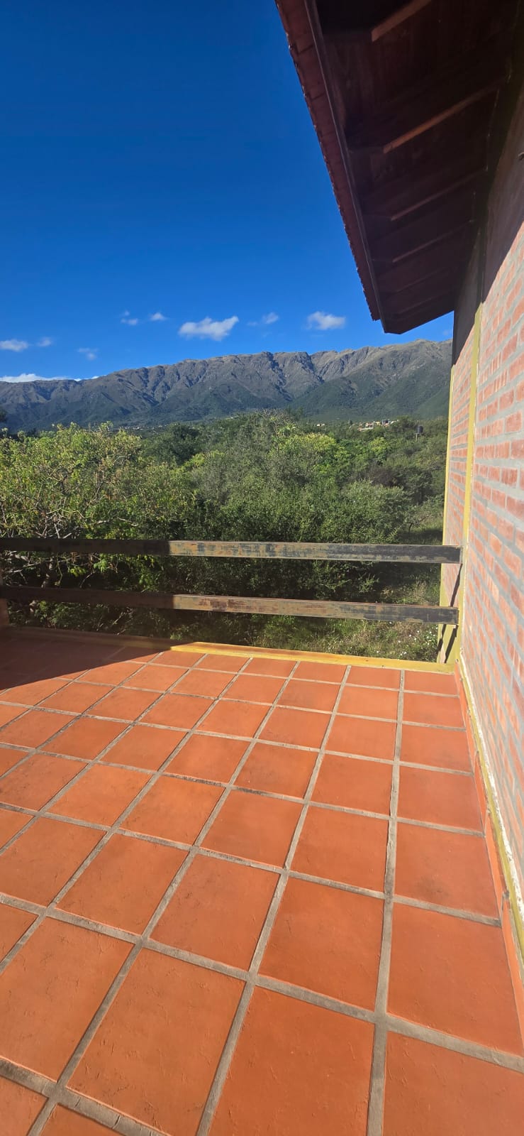 CASA CON HERMOSA VISTA EN CARPINTERIA