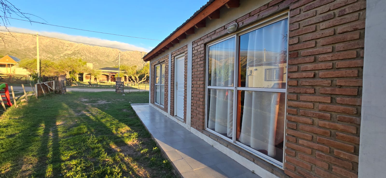 CHALET A METROS DEL ARROYO BENITEZ EN CORTADERAS