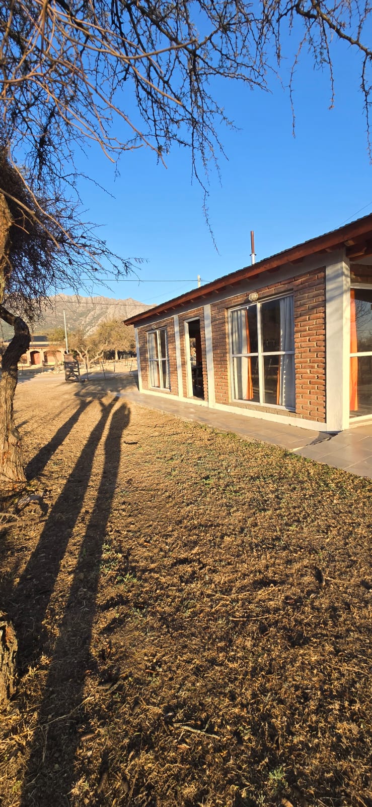 CHALET A METROS DEL ARROYO BENITEZ EN CORTADERAS