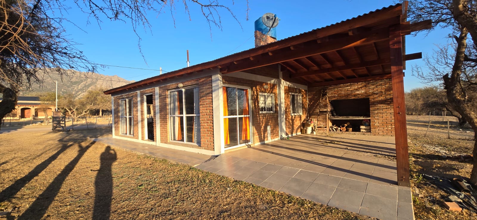 CHALET A METROS DEL ARROYO BENITEZ EN CORTADERAS