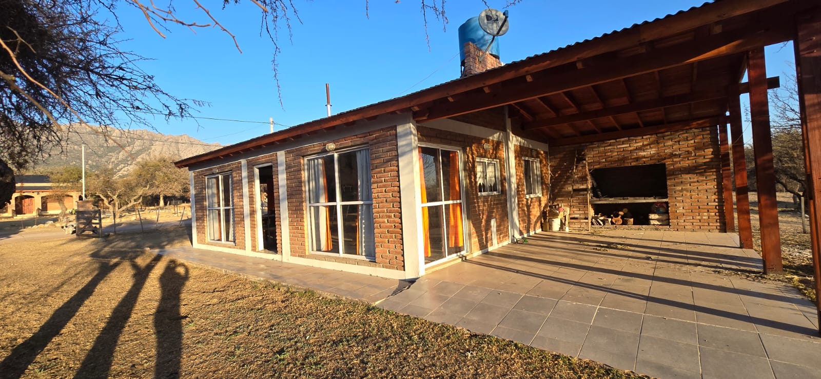 CHALET A METROS DEL ARROYO BENITEZ EN CORTADERAS