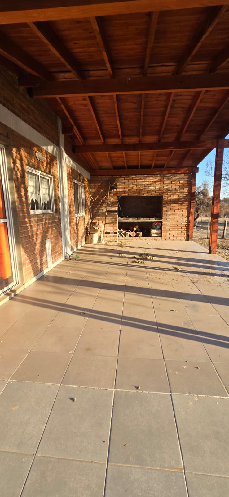 CHALET A METROS DEL ARROYO BENITEZ EN CORTADERAS