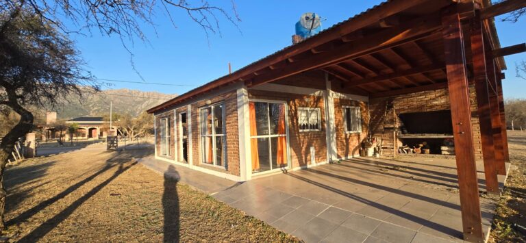 CHALET A METROS DEL ARROYO BENITEZ EN CORTADERAS