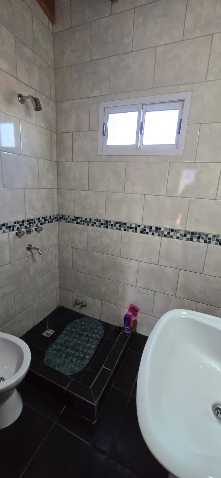 CHALET A METROS DEL ARROYO BENITEZ EN CORTADERAS