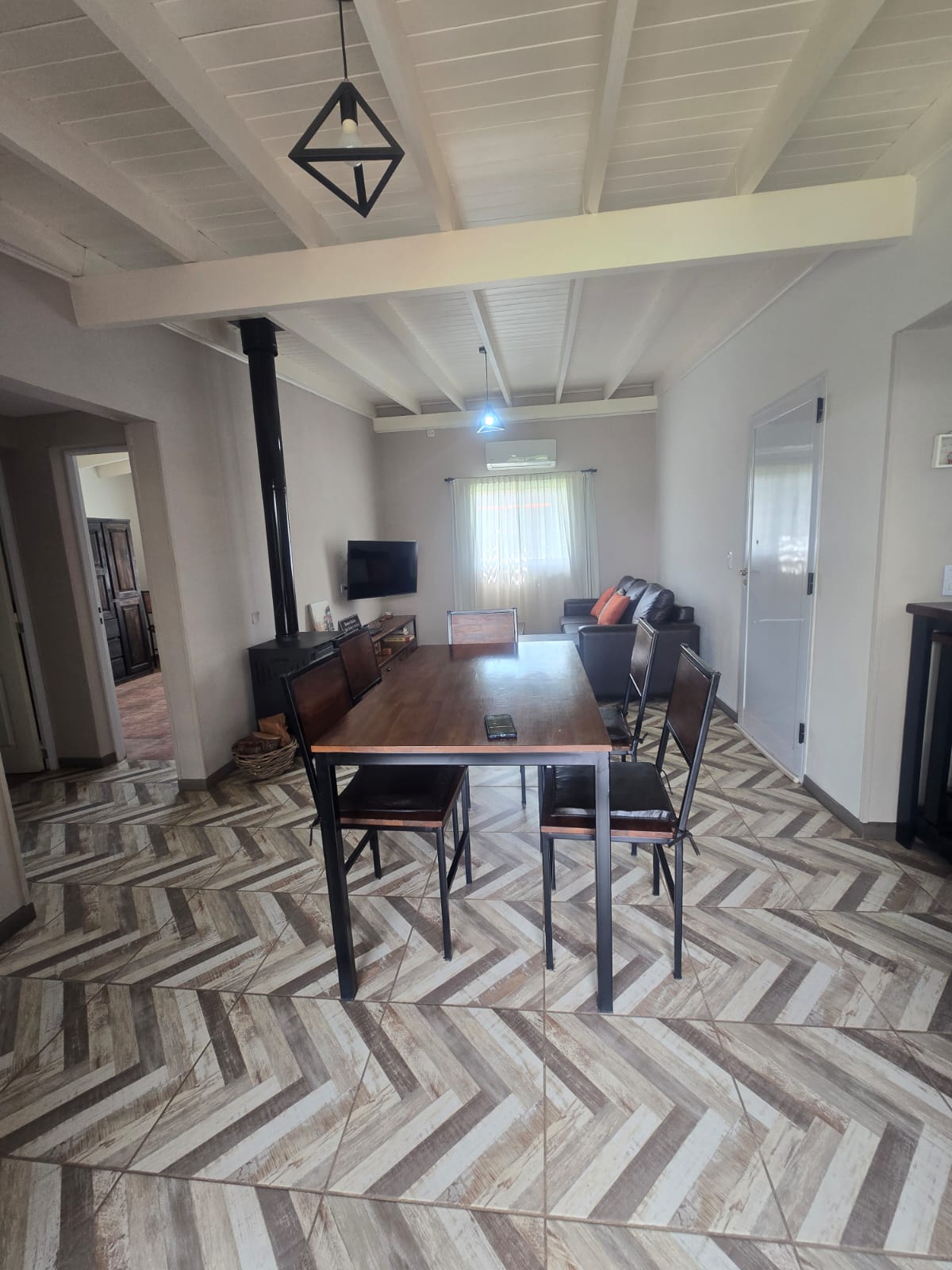 CASA MINIMALISTA AMPLIO PARQUE EN MERLO