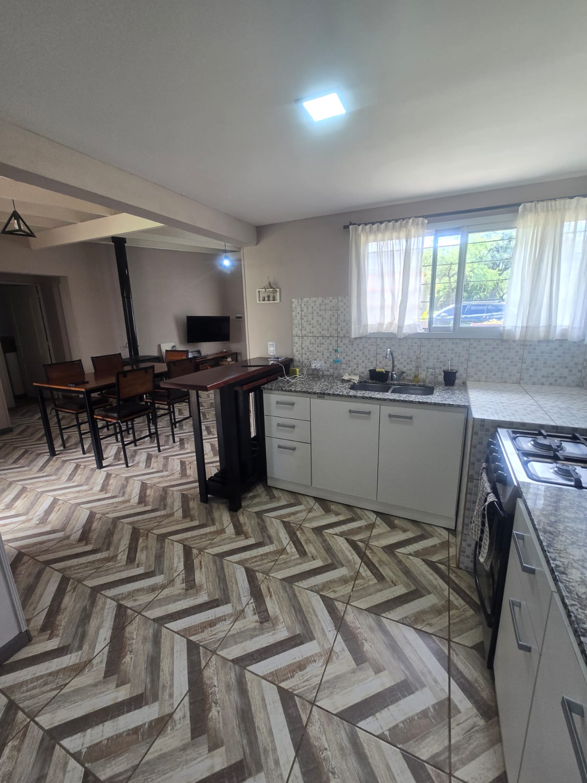 CASA MINIMALISTA AMPLIO PARQUE EN MERLO