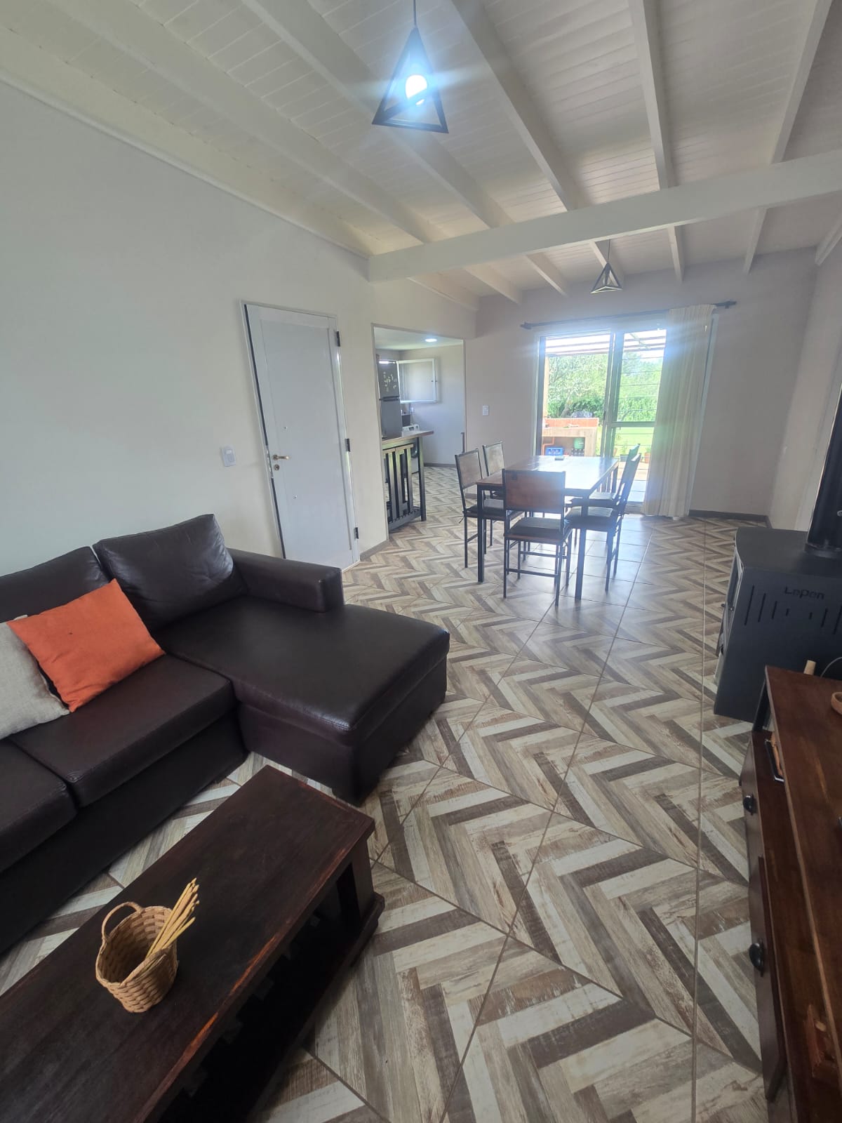 CASA MINIMALISTA AMPLIO PARQUE EN MERLO