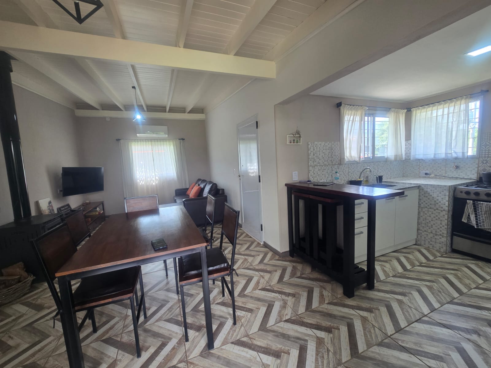 CASA MINIMALISTA AMPLIO PARQUE EN MERLO