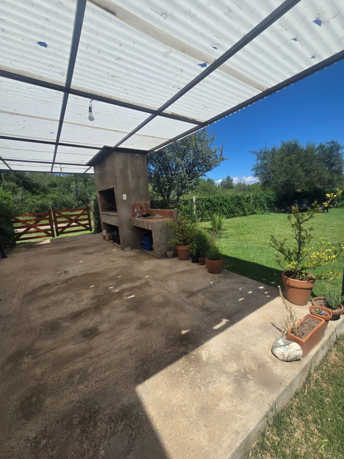 CASA MINIMALISTA AMPLIO PARQUE EN MERLO