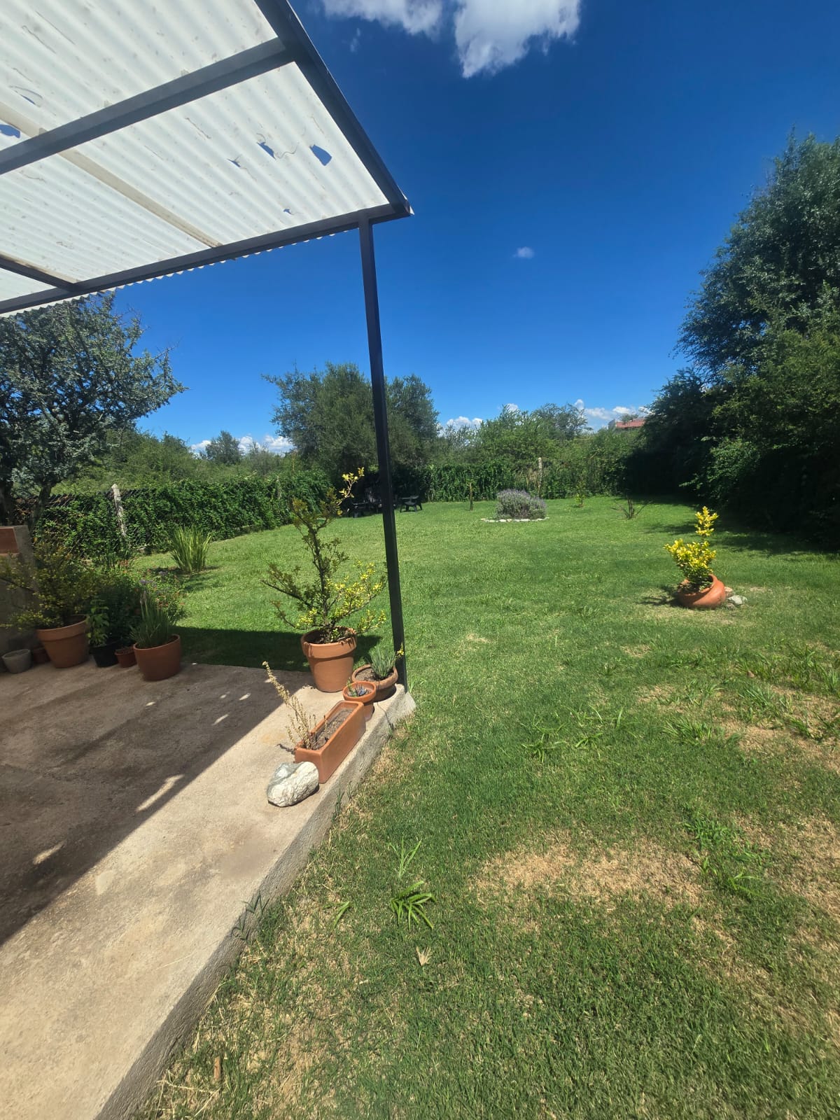 CASA MINIMALISTA AMPLIO PARQUE EN MERLO