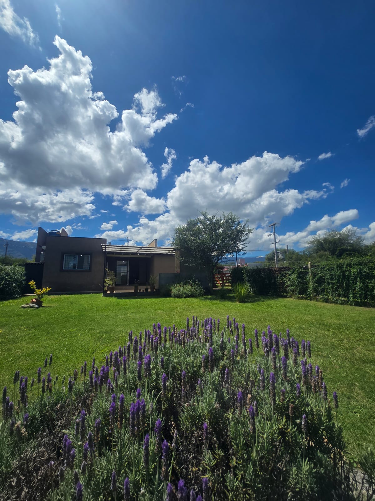 CASA MINIMALISTA AMPLIO PARQUE EN MERLO