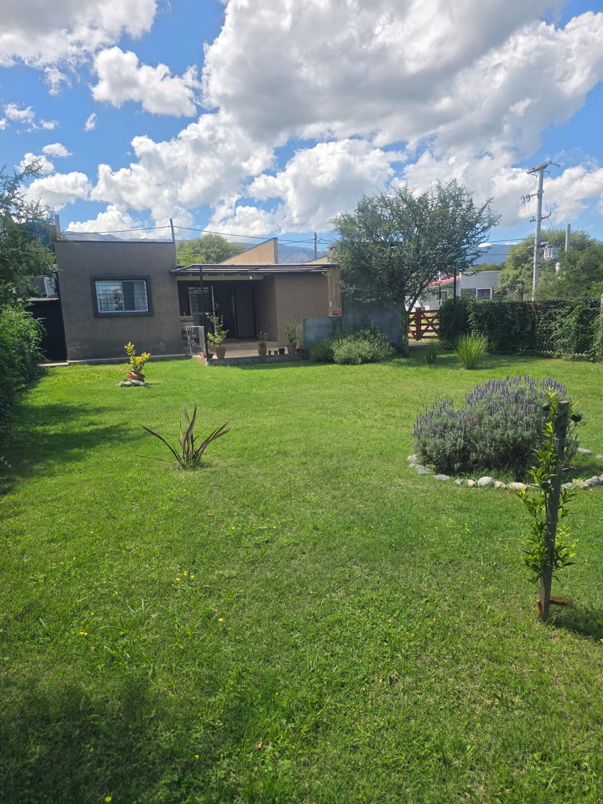 CASA MINIMALISTA AMPLIO PARQUE EN MERLO