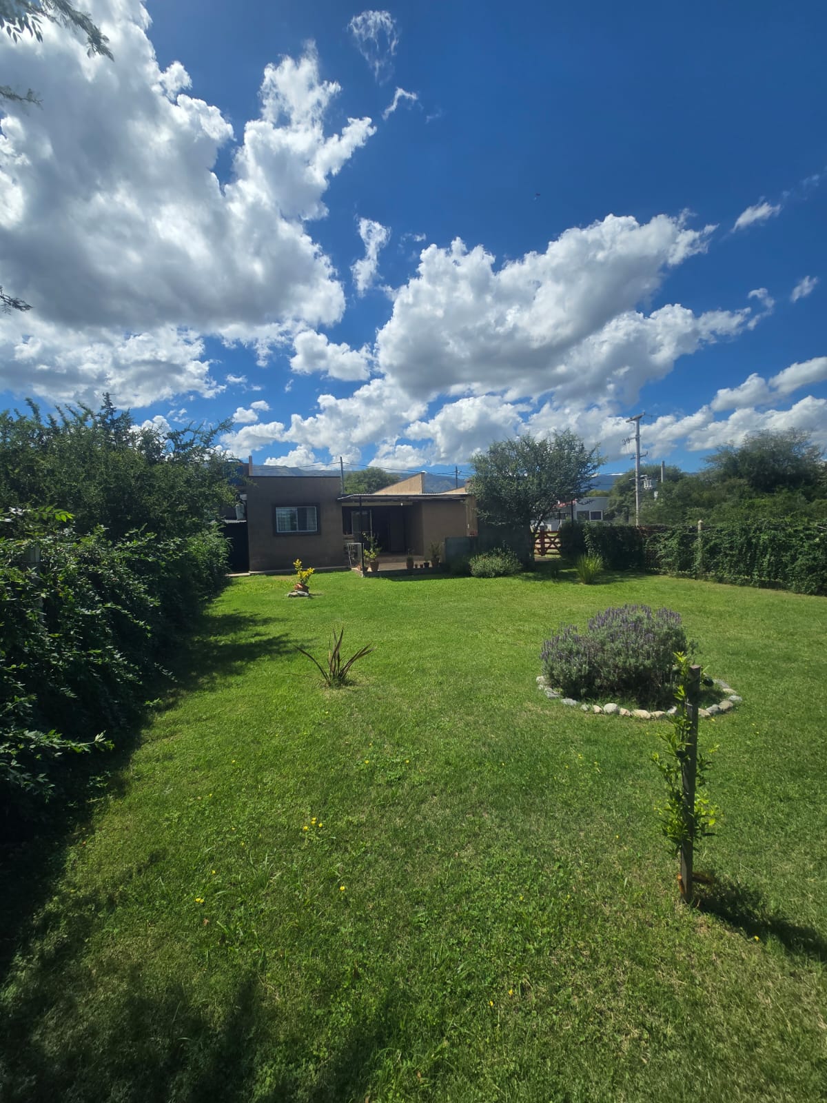 CASA MINIMALISTA AMPLIO PARQUE EN MERLO