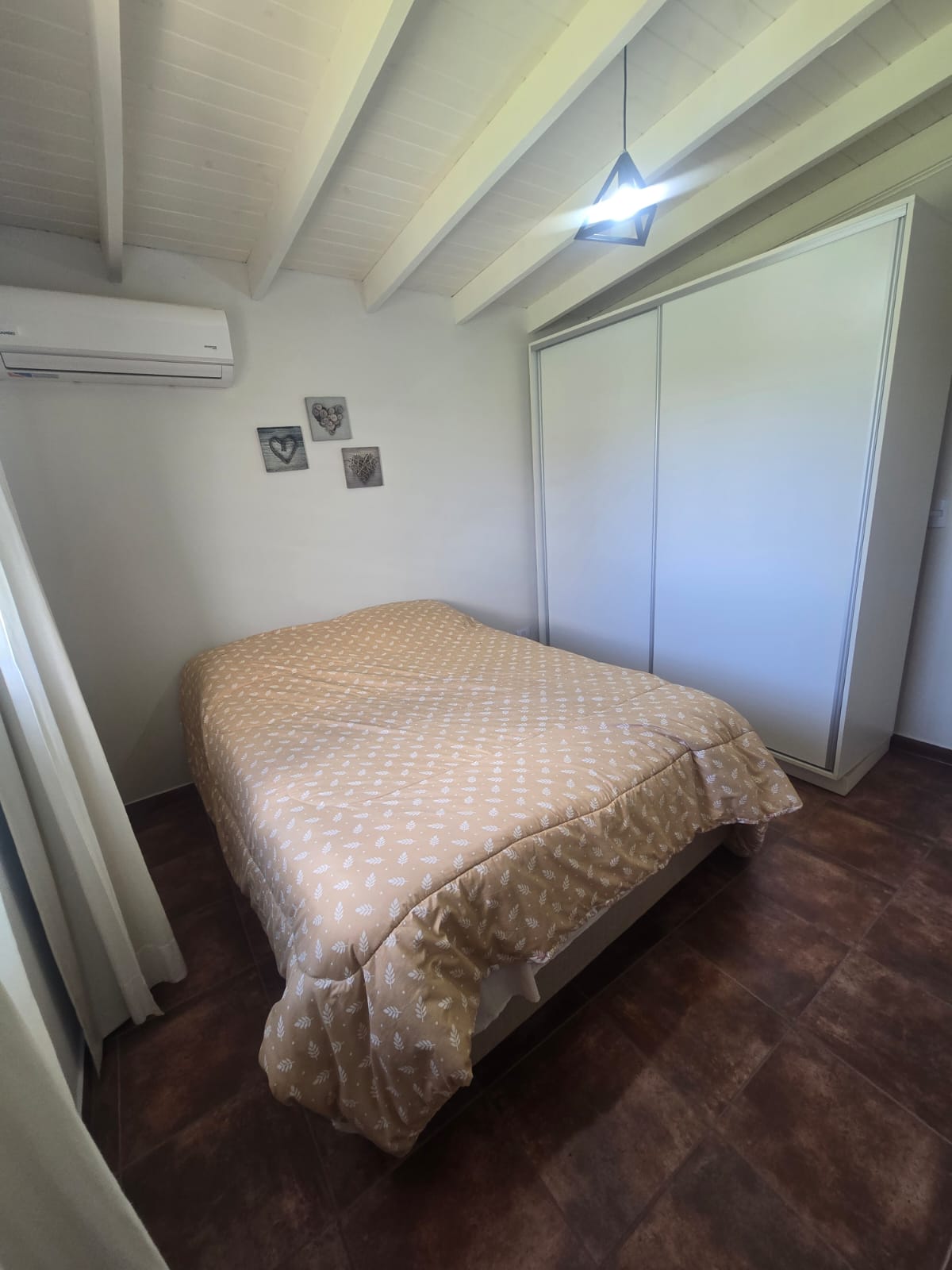 CASA MINIMALISTA AMPLIO PARQUE EN MERLO