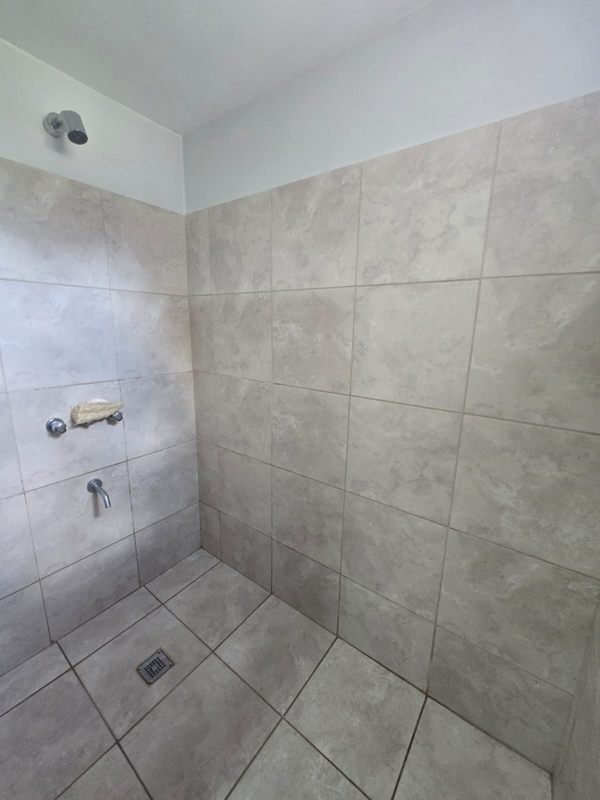 CASA MINIMALISTA AMPLIO PARQUE EN MERLO