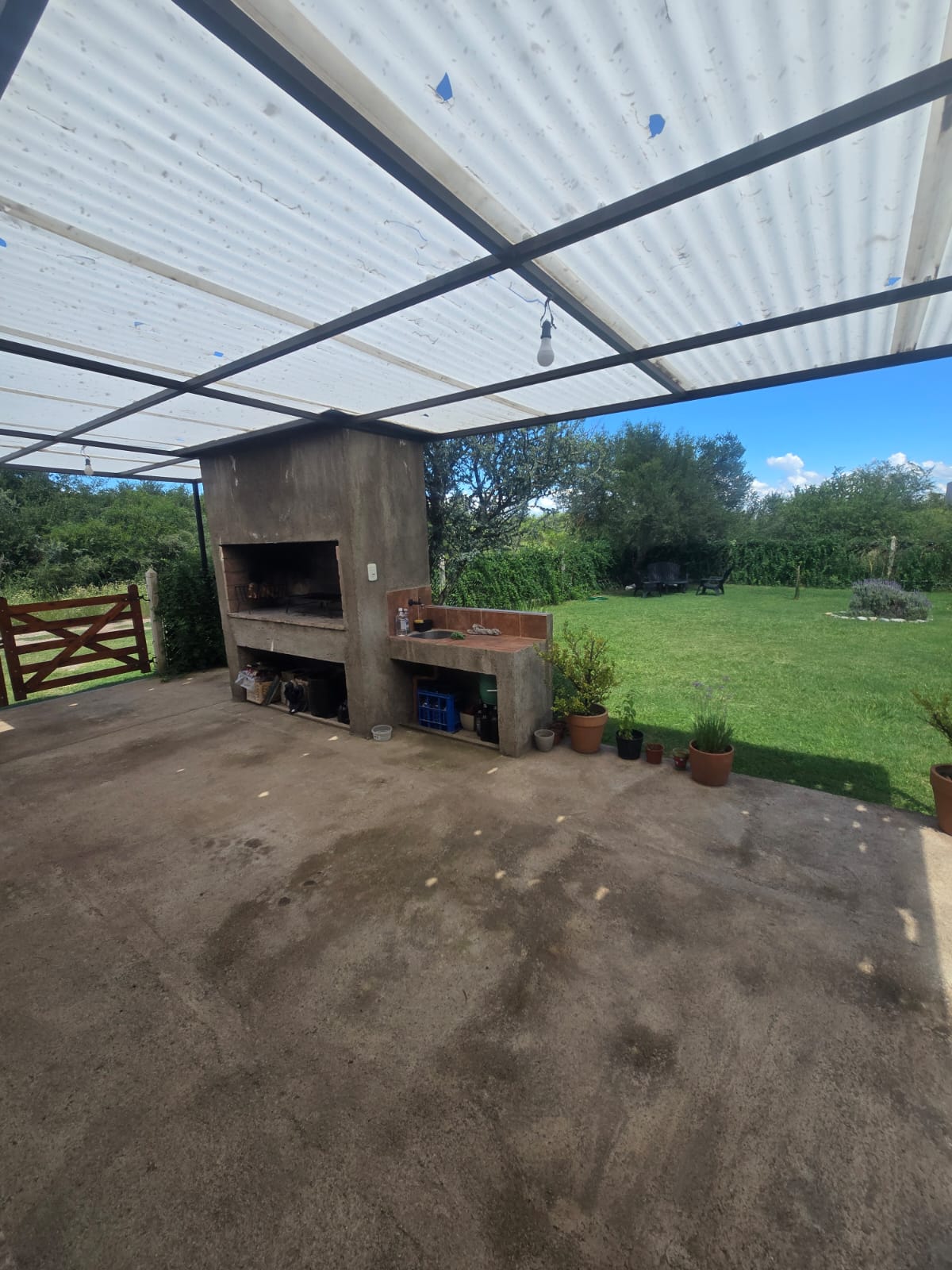 CASA MINIMALISTA AMPLIO PARQUE EN MERLO