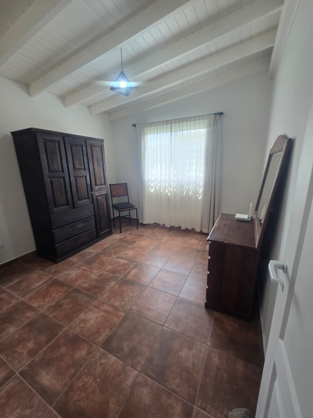 CASA MINIMALISTA AMPLIO PARQUE EN MERLO