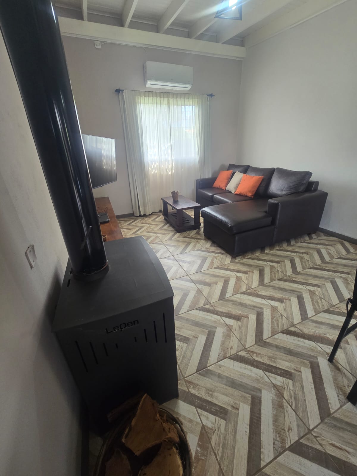 CASA MINIMALISTA AMPLIO PARQUE EN MERLO