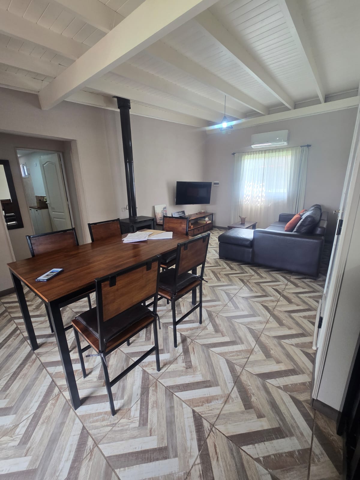 CASA MINIMALISTA AMPLIO PARQUE EN MERLO